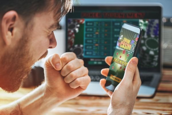 Pemeriksaan data akun pengguna dewasa